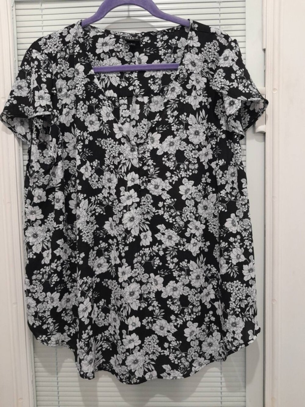 Torrid Harper Black & White Floral Short Sleeve Blouse, Size 2